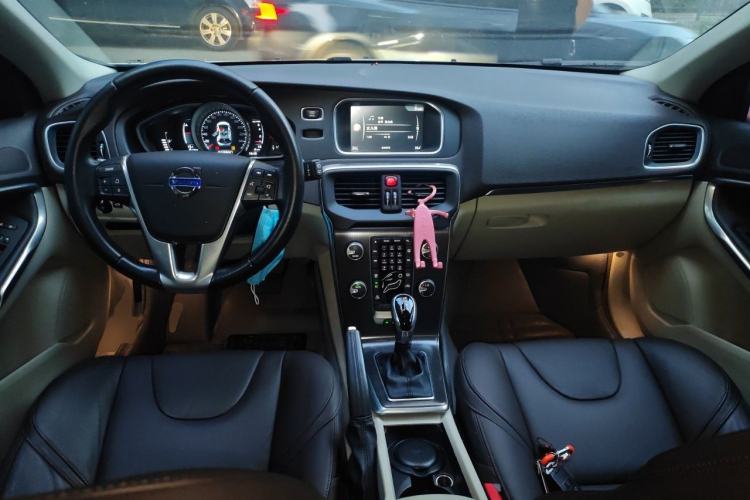 Used Volvo V40 2015 1.6T Zhiyi Edition Center Console