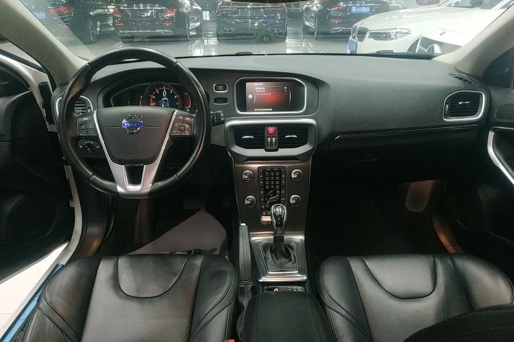 Used Volvo V40 2015 1.6T Zhiya Edition Center Console