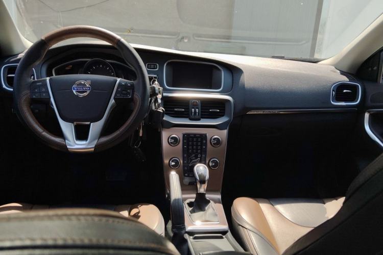 Used Volvo V40 2015 Cross Country T5 AWD Smart Luxury Edition Center Console
