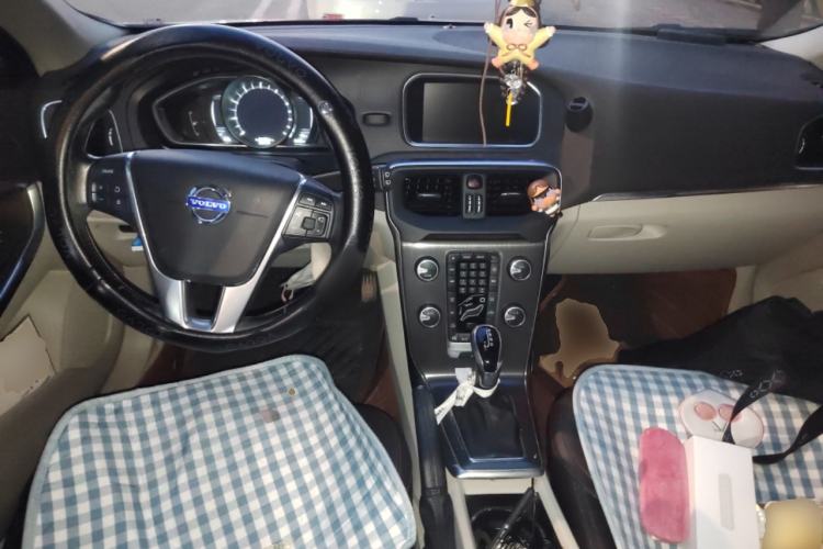 Used Volvo V40 2015 1.6T Zhiya Edition Center Console