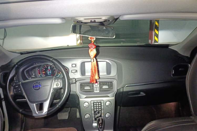 Used Volvo V40 2015 1.6T Zhiya Edition Center Console