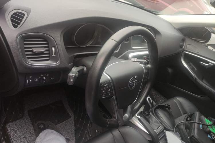 Used Volvo V40 2015 1.6T Zhiya Edition Center Console
