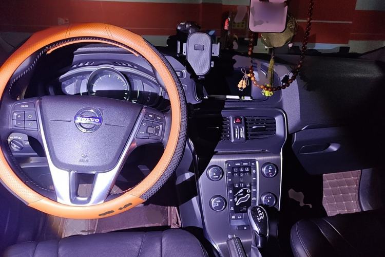 Used Volvo V40 2015 1.6T Zhiya Edition Center Console