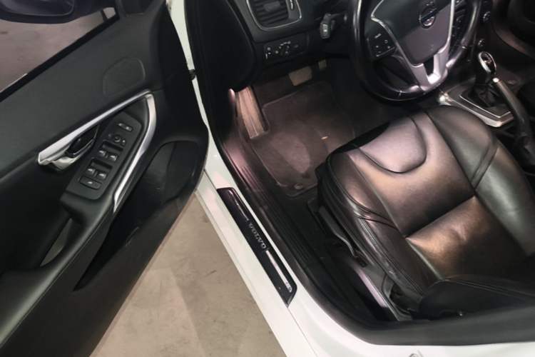 Used Volvo V40 2015 1.6T Zhiyi Edition Driver Seat