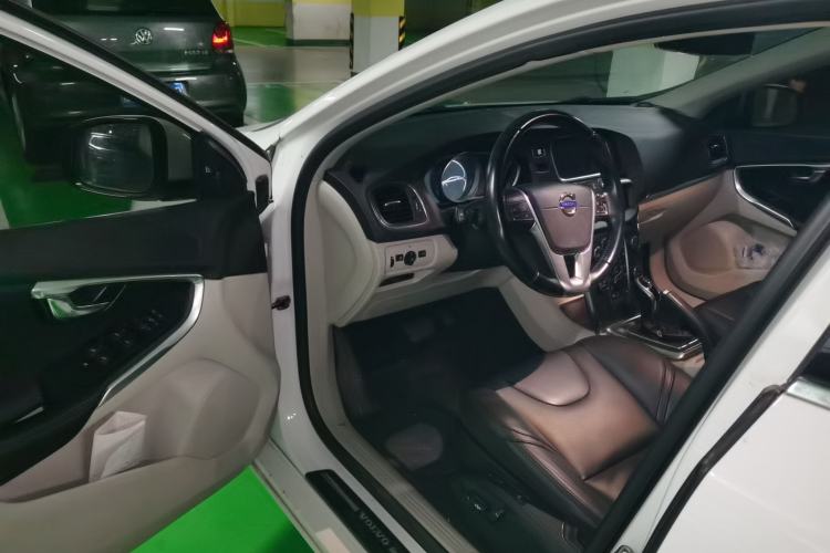 Used Volvo V40 2015 1.6T Zhiya Edition Driver Seat