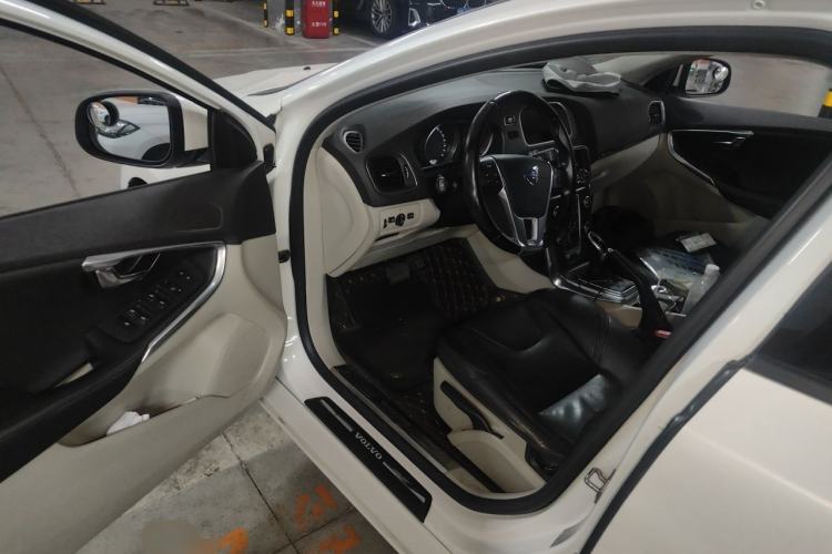 Used Volvo V40 2015 1.6T Zhiyi Edition Driver Seat