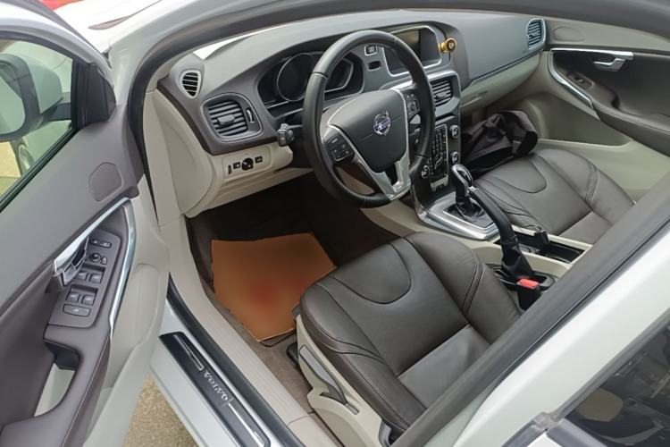 Used Volvo V40 2015 1.6T Zhiyi Edition Driver Seat