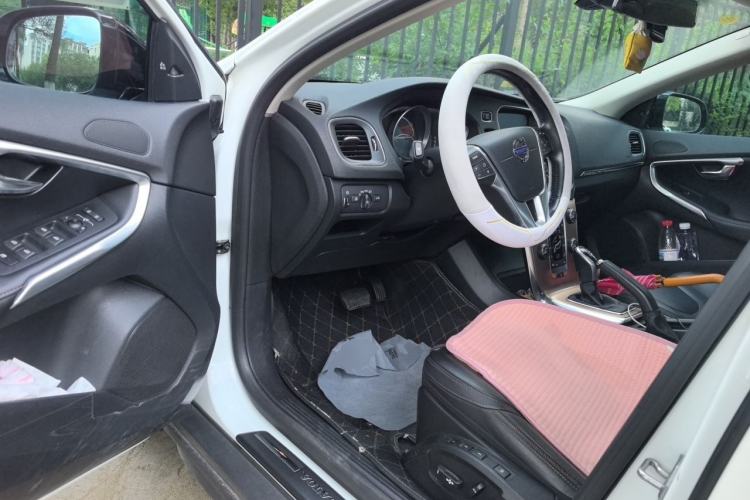 Used Volvo V40 2015 Cross Country T5 AWD Smart Luxury Edition Driver Seat