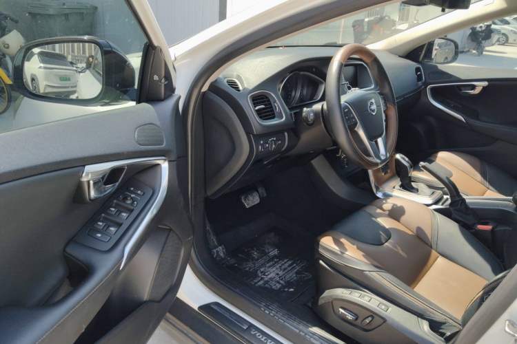 Used Volvo V40 2015 Cross Country T5 AWD Smart Luxury Edition Driver Seat