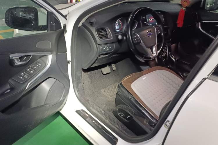 Used Volvo V40 2015 1.6T Zhiya Edition Driver Seat