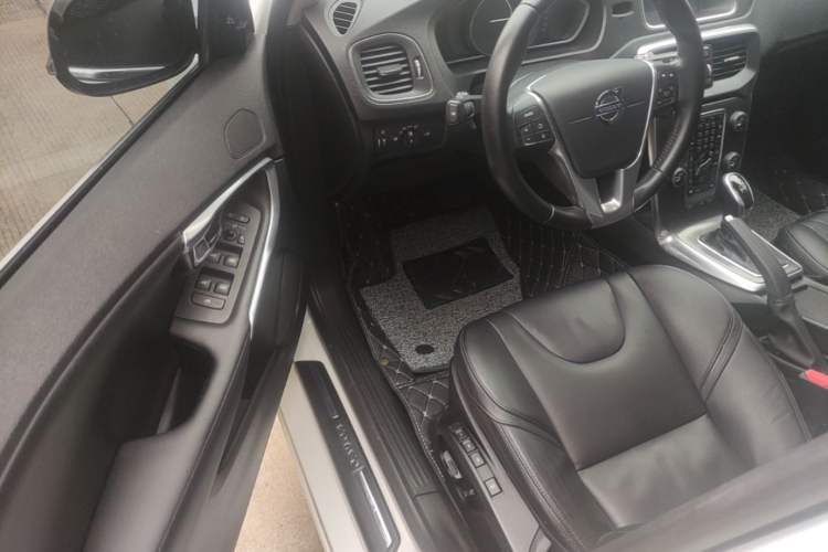 Used Volvo V40 2015 1.6T Zhiya Edition Driver Seat