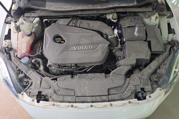 Used Volvo V40 2015 1.6T Zhiyi Edition Engine Bay