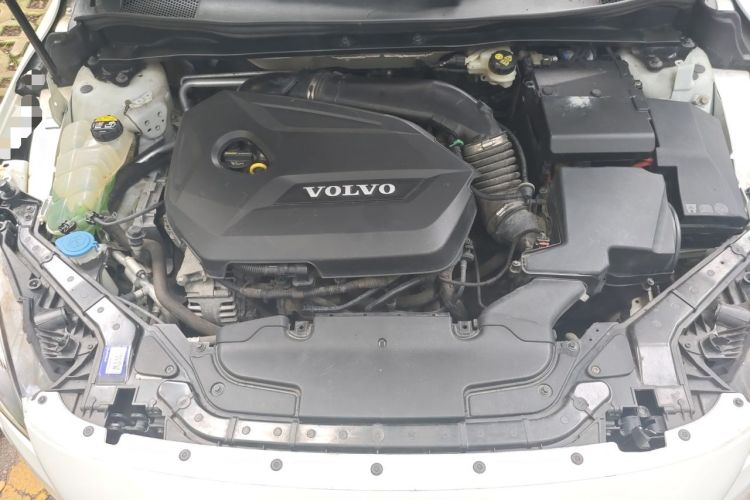 Used Volvo V40 2015 1.6T Zhiyi Edition Engine Bay
