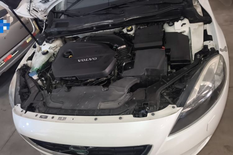 Used Volvo V40 2015 1.6T Zhiyi Edition Engine Bay