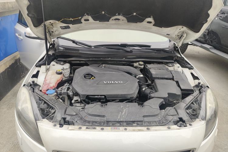 Used Volvo V40 2015 1.6T Zhiyi Edition Engine Bay