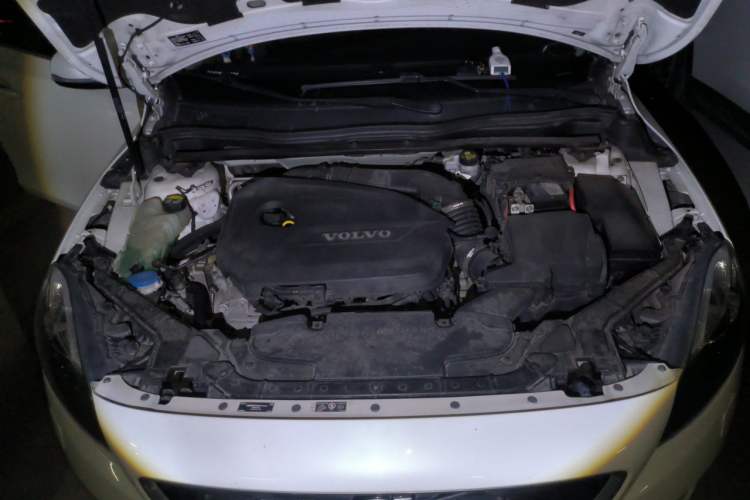 Used Volvo V40 2015 1.6T Zhiya Edition Engine Bay