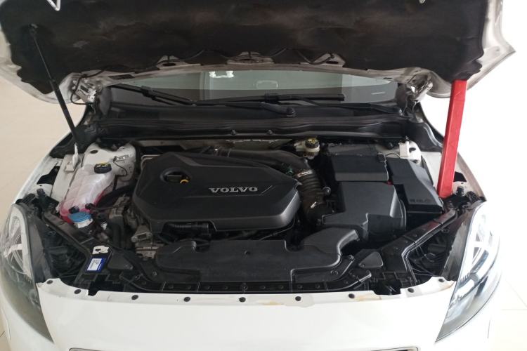 Used Volvo V40 2015 1.6T Zhiya Edition Engine Bay