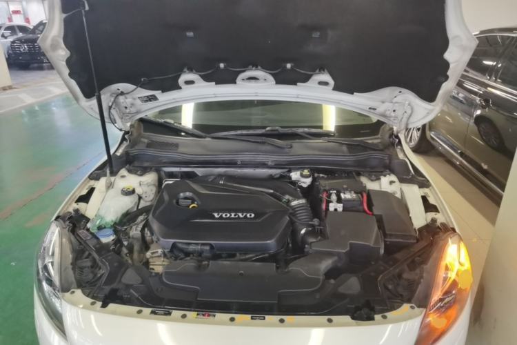 Used Volvo V40 2015 1.6T Zhiya Edition Engine Bay