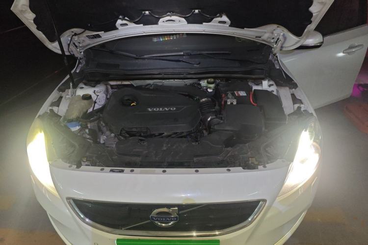 Used Volvo V40 2015 1.6T Zhiya Edition Engine Bay