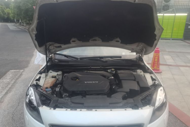 Used Volvo V40 2015 1.6T Zhiyi Edition Engine Bay