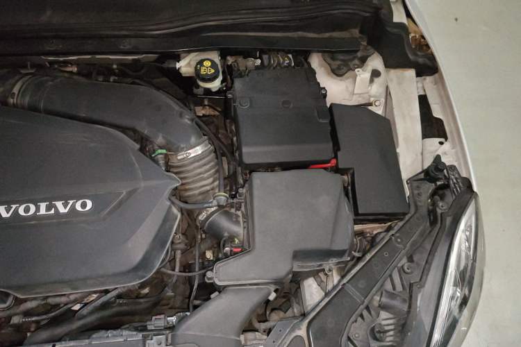 Used Volvo V40 2015 1.6T Zhiya Edition Engine Bay Left