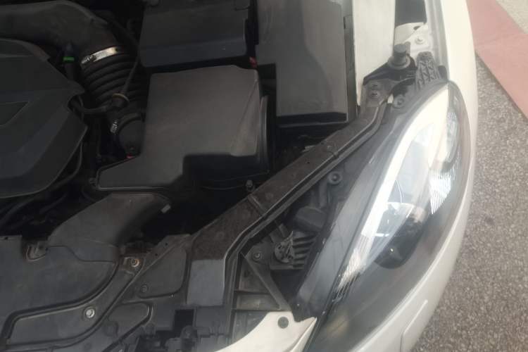 Used Volvo V40 2015 1.6T Zhiyi Edition Engine Bay Left