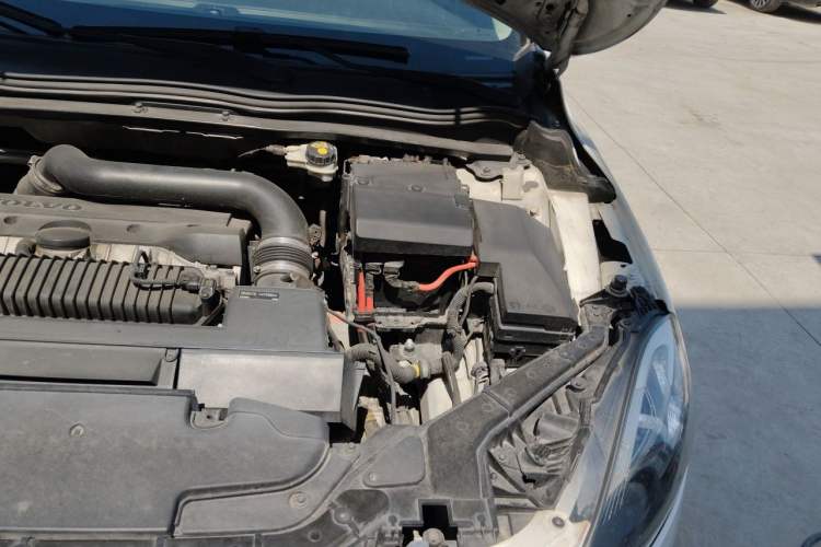 Used Volvo V40 2015 Cross Country T5 AWD Smart Luxury Edition Engine Bay Left