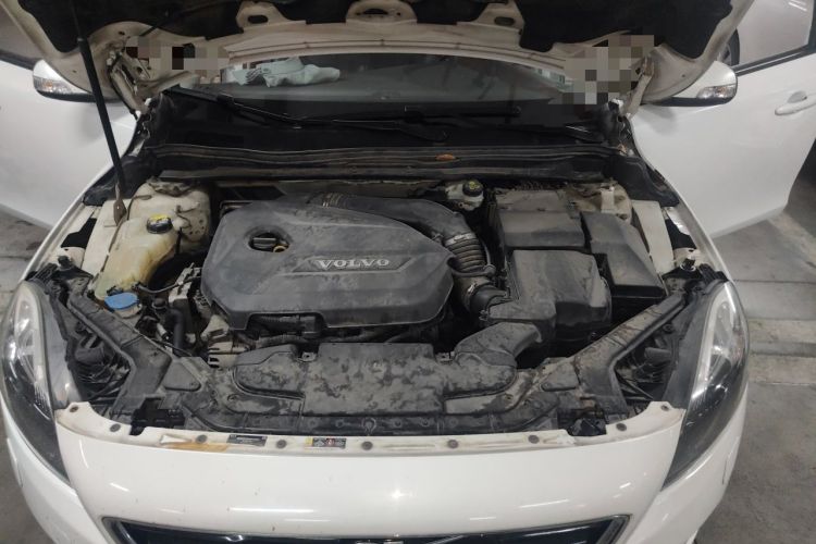 Used Volvo V40 2015 1.6T Zhiyi Edition Engine Bay