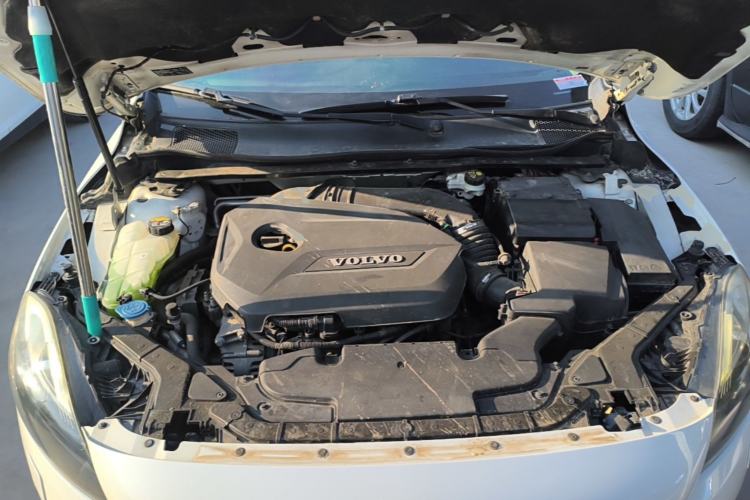 Used Volvo V40 2015 1.6T Zhiyi Edition Engine Bay