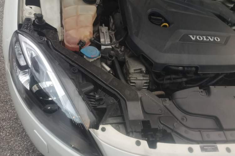 Used Volvo V40 2015 1.6T Zhiyi Edition Engine Bay Right