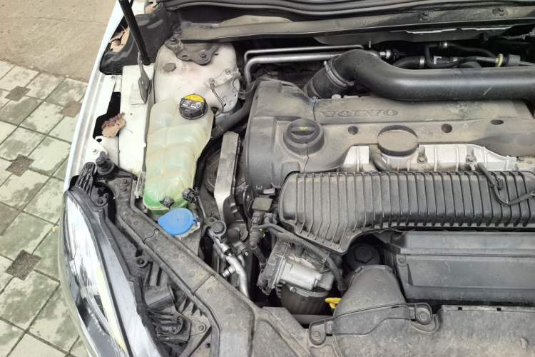 Used Volvo V40 2015 Cross Country T5 AWD Smart Luxury Edition Engine Bay Right