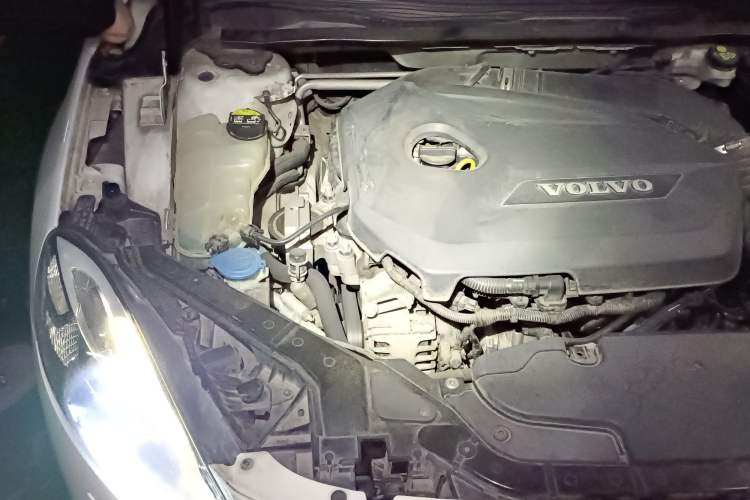 Used Volvo V40 2015 1.6T Zhiya Edition Engine Bay Right