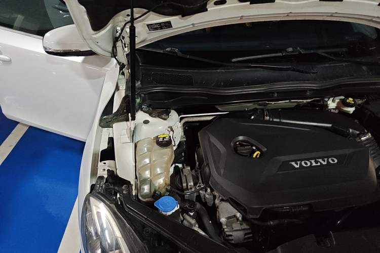 Used Volvo V40 2015 1.6T Zhiya Edition Engine Bay Right