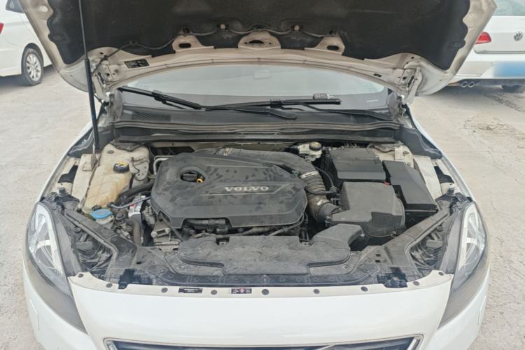 Used Volvo V40 2015 1.6T Zhiyi Edition Engine Bay