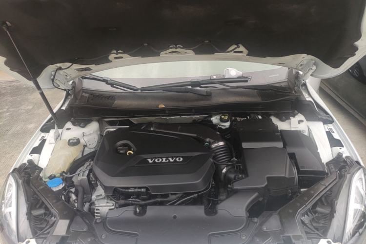 Used Volvo V40 2015 1.6T Zhiya Edition Engine Bay
