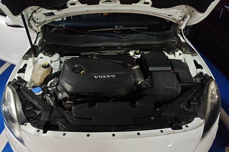Used Volvo V40 2015 1.6T Zhiya Edition Engine Bay