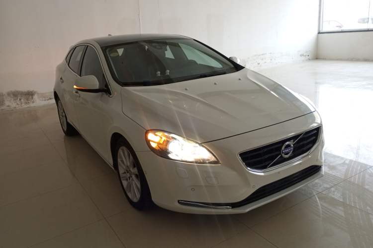 Used Volvo V40 2015 1.6T Zhiya Edition Exterior 2