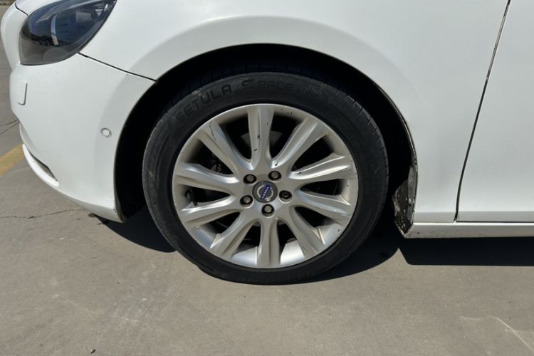 Used Volvo V40 2015 1.6T Zhiya Edition Exterior 2