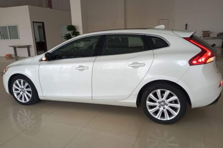 Used Volvo V40 2015 1.6T Zhiya Edition Exterior 3