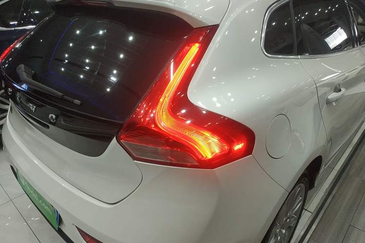 Used Volvo V40 2015 1.6T Zhiya Edition Exterior 3