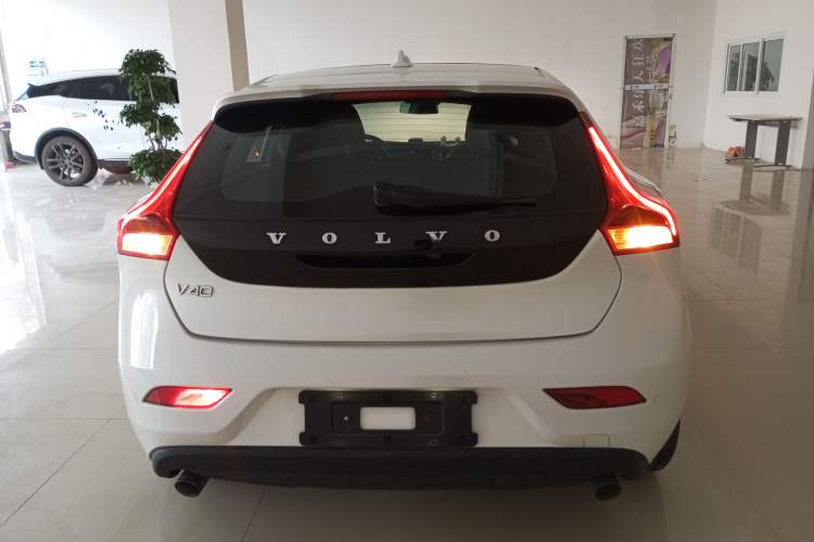 Used Volvo V40 2015 1.6T Zhiya Edition Exterior 4