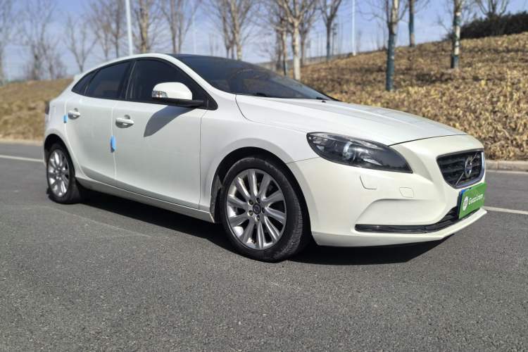 Used Volvo V40 2015 1.6T Zhiyi Edition Exterior 4