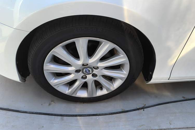 Used Volvo V40 2015 1.6T Zhiyi Edition Exterior 4