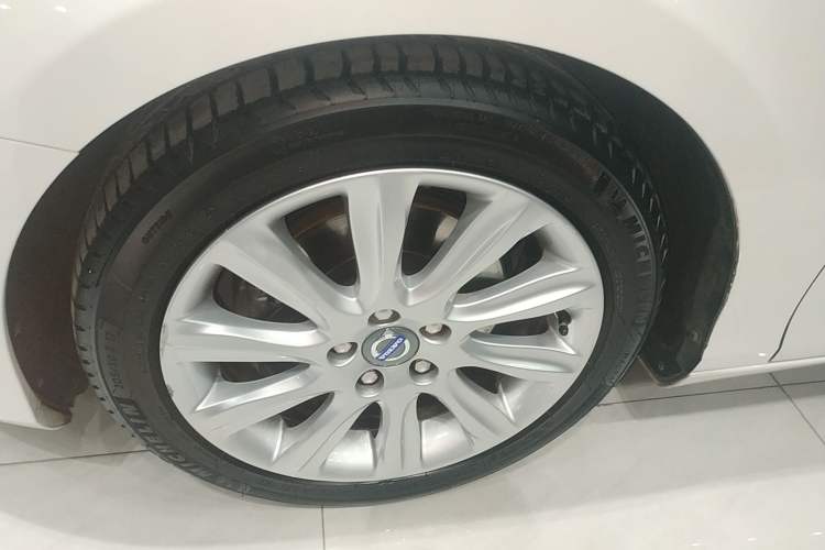 Used Volvo V40 2015 1.6T Zhiya Edition Exterior 4