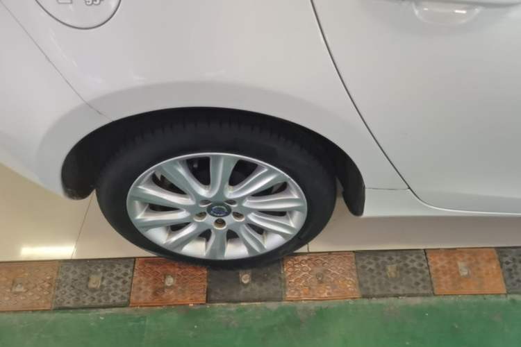 Used Volvo V40 2015 1.6T Zhiya Edition Exterior 5