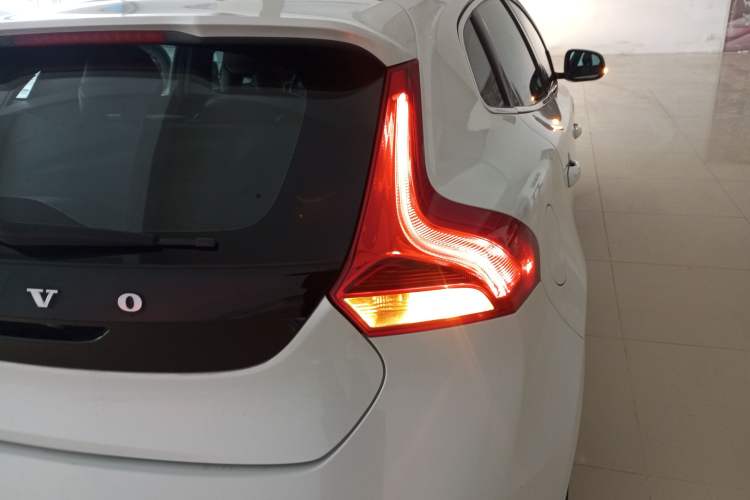 Used Volvo V40 2015 1.6T Zhiya Edition Exterior 6