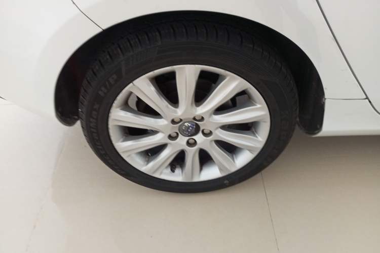Used Volvo V40 2015 1.6T Zhiya Edition Exterior 8