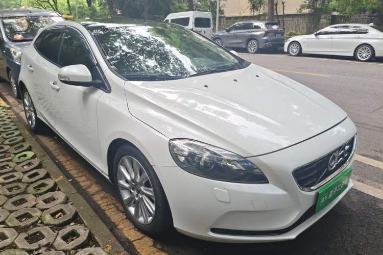 Used Volvo V40 2015 1.6T Zhiyi Edition Front Right 45 Deg