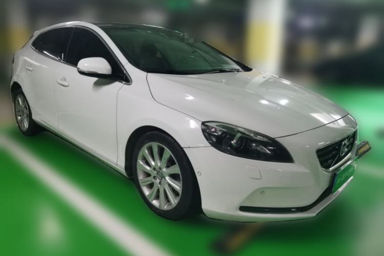 Used Volvo V40 2015 1.6T Zhiya Edition Front Right 45 Deg