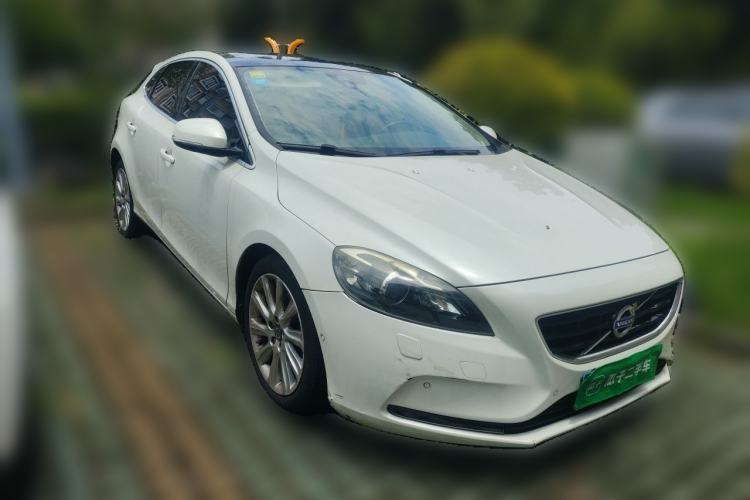 Used Volvo V40 2015 1.6T Zhiya Edition Front Right 45 Deg